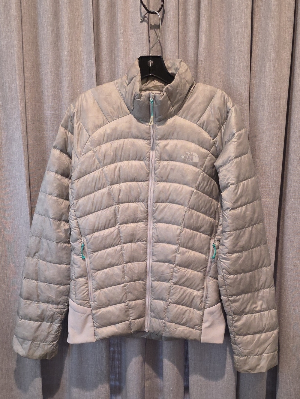 The North Face Women's Quince Light Grey Quilted Puffer Jacket Summit Series 800